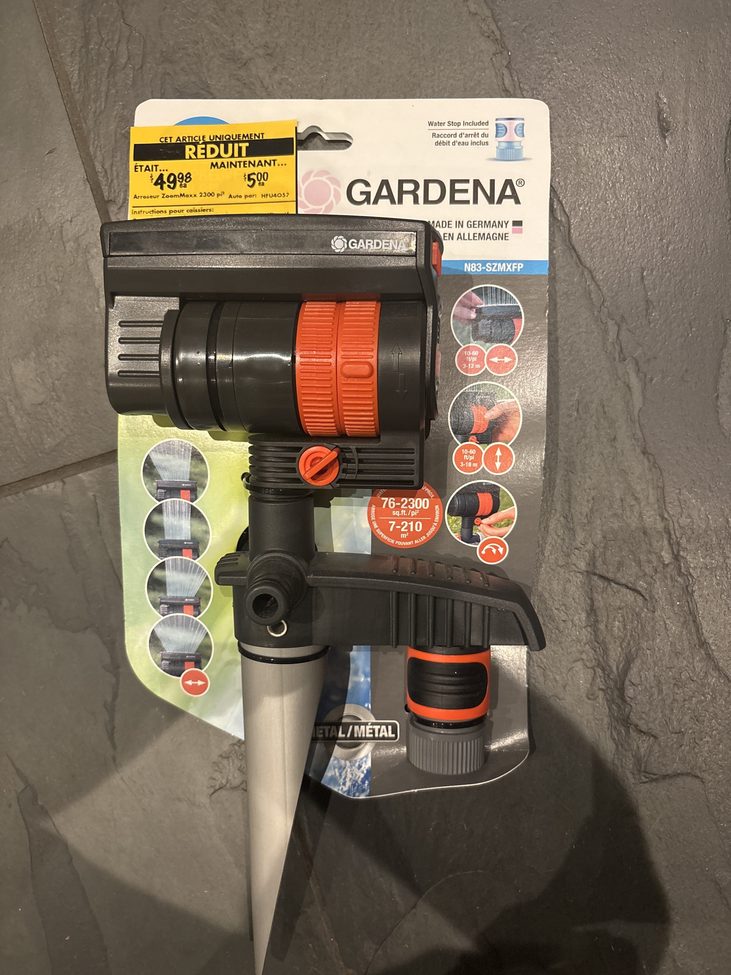 Oscillerende Sprinkler Op Het Gemaaide Gras in De Tuin Stock Afbeelding
